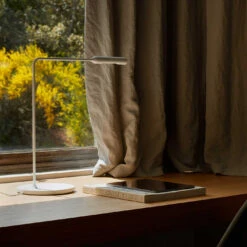 Lumina Flo Desk -Raumbeleuchtungs Geschäft 002 Lumina Flos Desk Tisch ambient1 7456d2d9348bd75b1a87a015185e7d1d