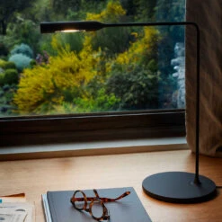 Lumina Flo Desk -Raumbeleuchtungs Geschäft 002 Lumina Flos Desk Tisch ambient2 20ee3b10e47ba6c686473cc7ebf8c154