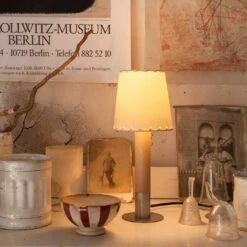 Santa & Cole Basica Minima -Raumbeleuchtungs Geschäft 002 Santa Cole Basica Minima Tisch ambient4 d5b64b9c1258f4402175908937aa010a