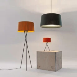 Santa & Cole Trípode G5 17 Santa & Cole Trípode G5 -Raumbeleuchtungs Geschäft 002 Santa Cole Tripode G5 Stehleuchte ambient3 def368a3b92cd321954fed2891a4815b