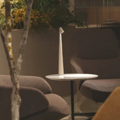 Vibia Africa 5585 Portable Akkuleuchte -Raumbeleuchtungs Geschäft 002 vibia africa ambient5 38f1dc14dd6c46e41ef077df6708f67a