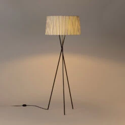 Santa & Cole Trípode G5 20 Santa & Cole Trípode G5 -Raumbeleuchtungs Geschäft 004 Santa Cole Tripode G5 Stehleuchte detail3 91c414ce50d42e1e64bb09e9c224646f