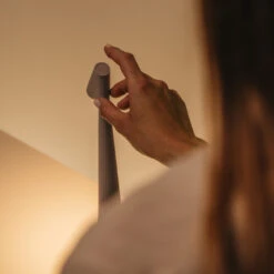 Vibia Africa 5585 Portable Akkuleuchte -Raumbeleuchtungs Geschäft 004 vibia africa detail2 27b7caf6359e600858296005ac5217df