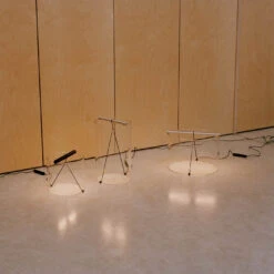 Flos To-Tie T2 -Raumbeleuchtungs Geschäft 009 Flos To Tie 2 Tischleuchte ambient 1be913ce8ac68a39e7da2572a8faeeaa